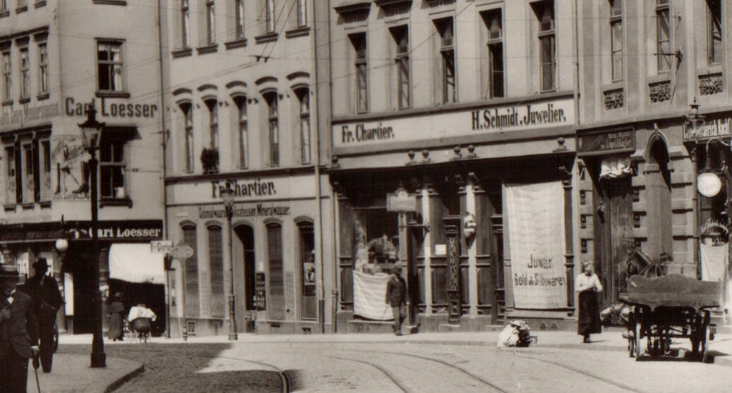 Historische Aufnahme einer Geschäftsstraße mit dem Ladenschild „H. Schmidt, Juwelier“
