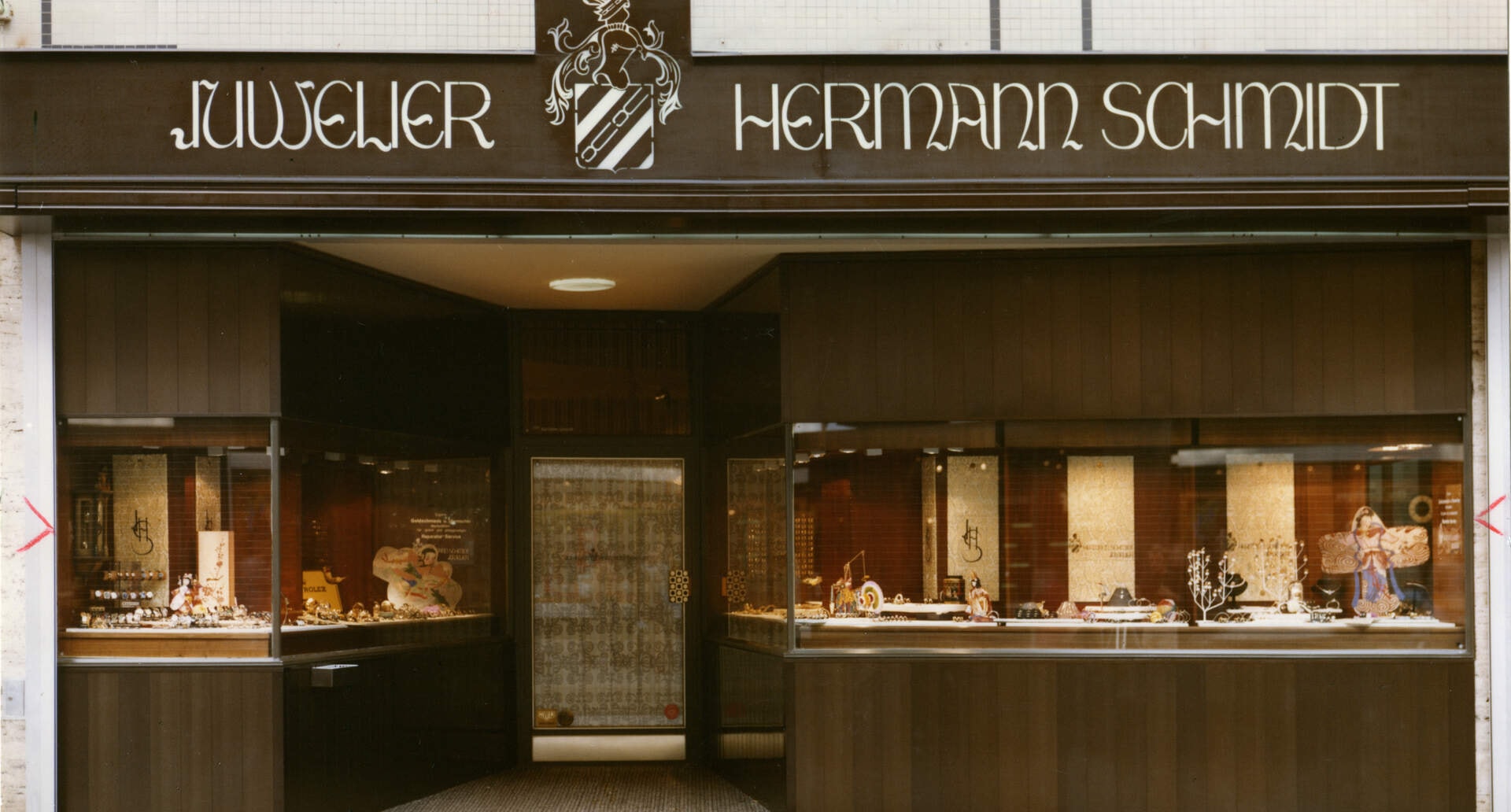 Ladenfront mit dem Schriftzug „Juwelier Hermann Schmidt“ und dem Familienwappen