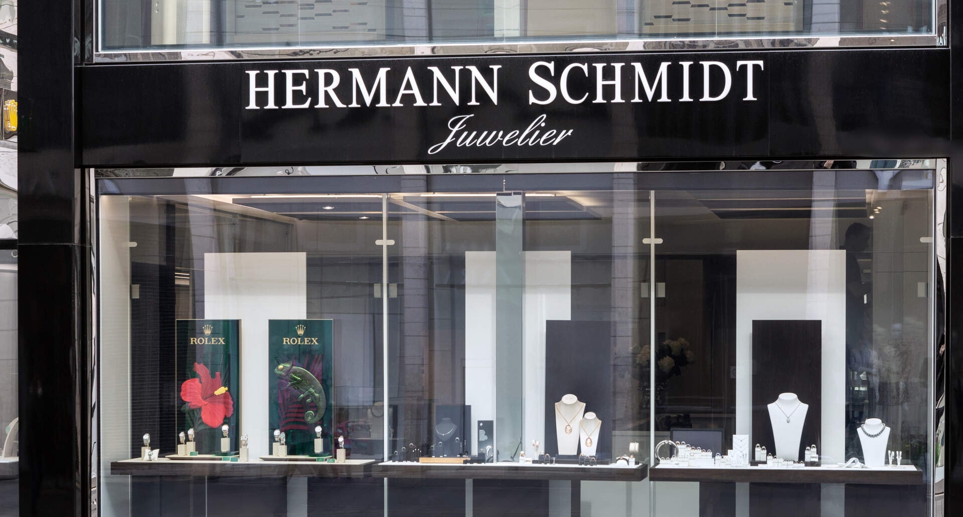 Schaufenster von Hermann Schmidt Juwelier mit Rolex-Auslagen und Schmuck