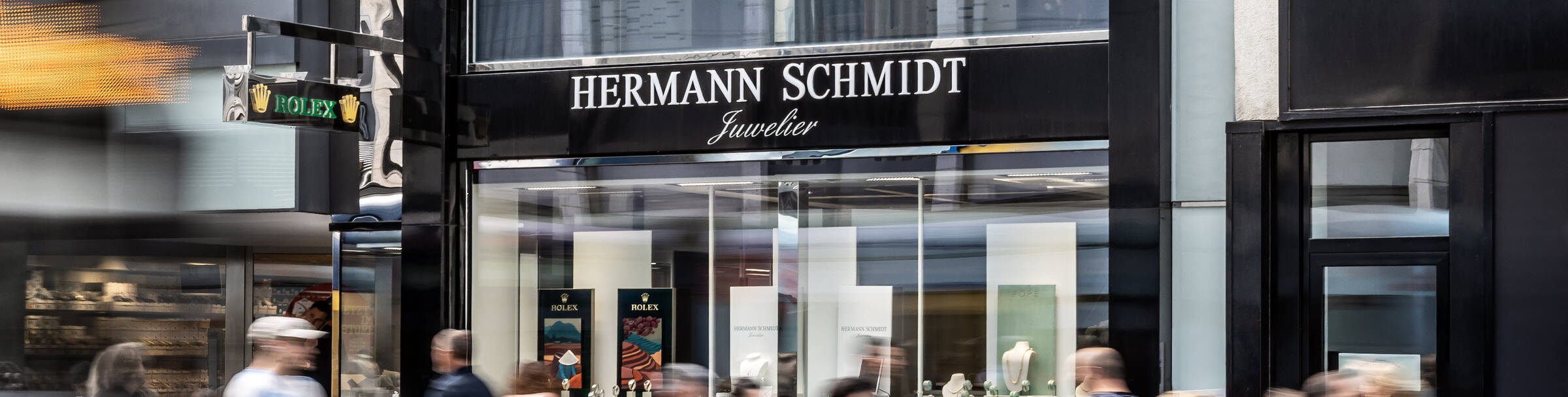 Schaufenster von Hermann Schmidt Juwelier in der Oberen Königsstraße, davor Passanten