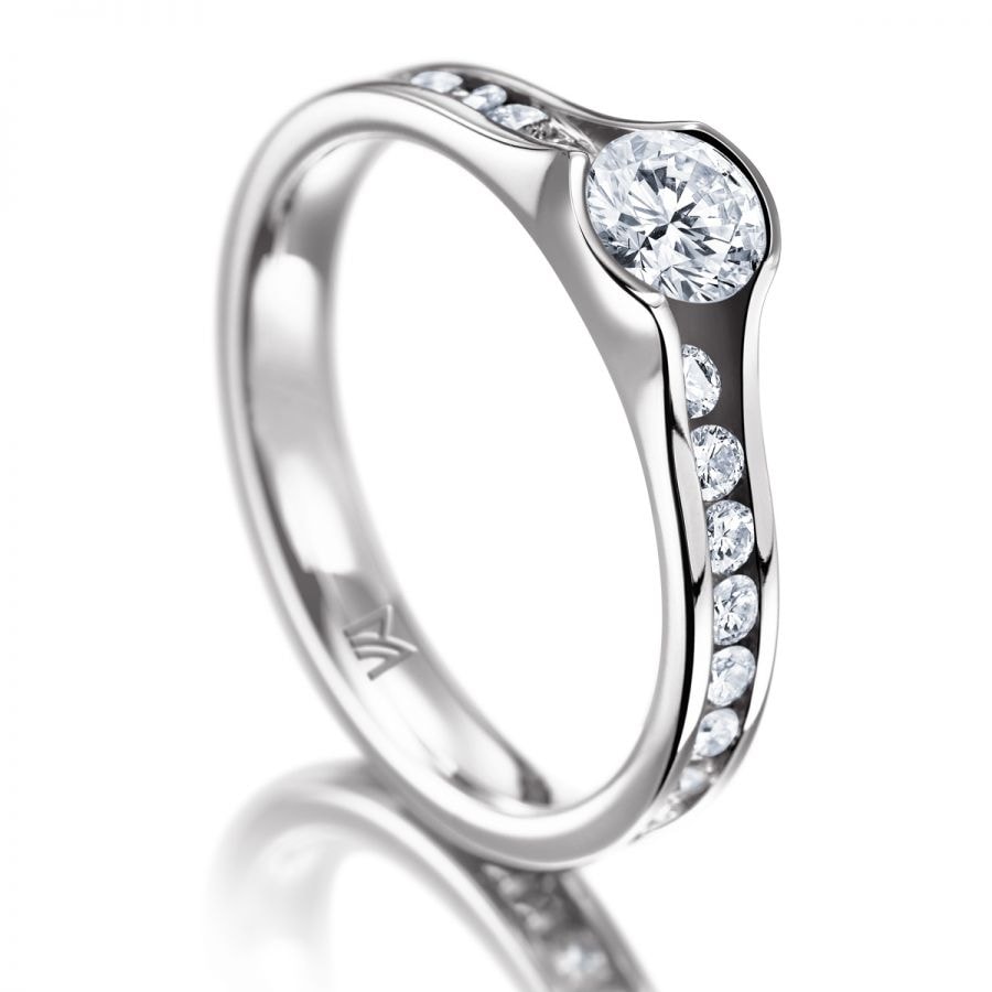Weißgoldring mit Diamanten in der Schiene und Solitär
