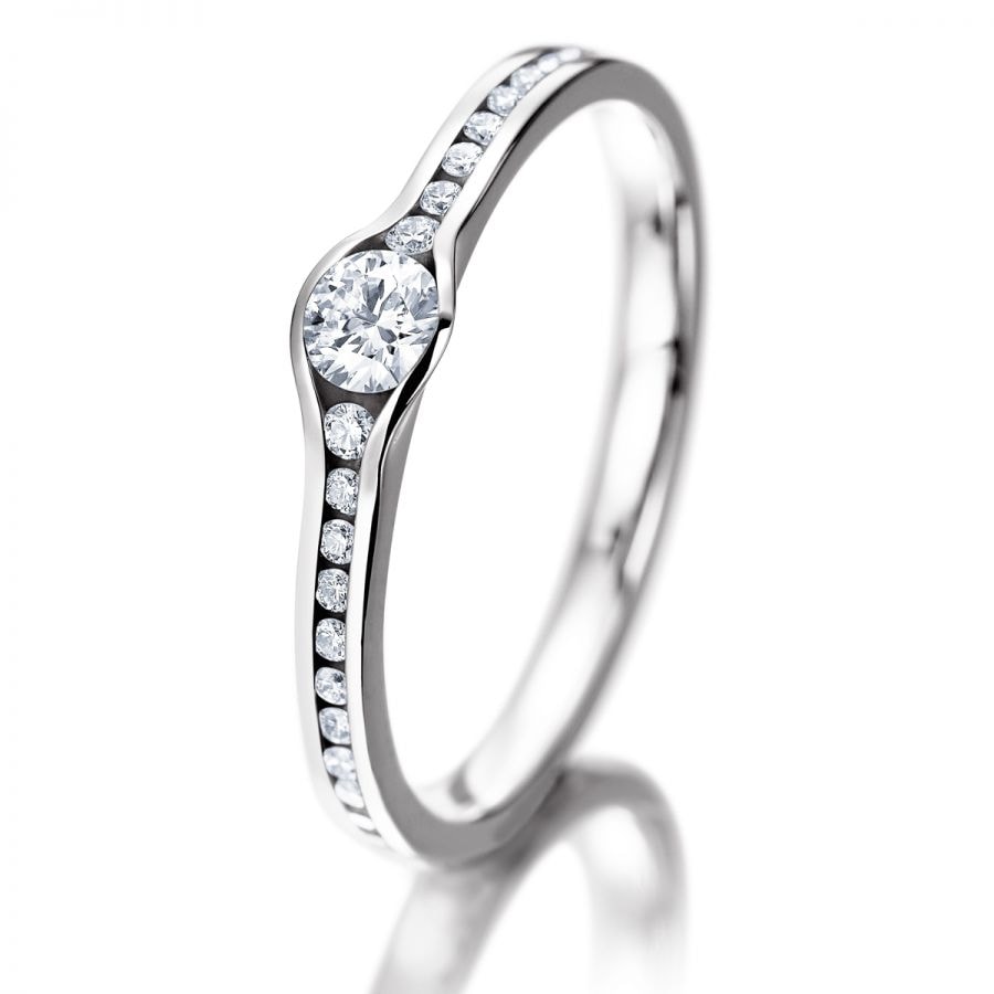 Weißgoldring mit Diamanten in der Ringschiene und Solitär