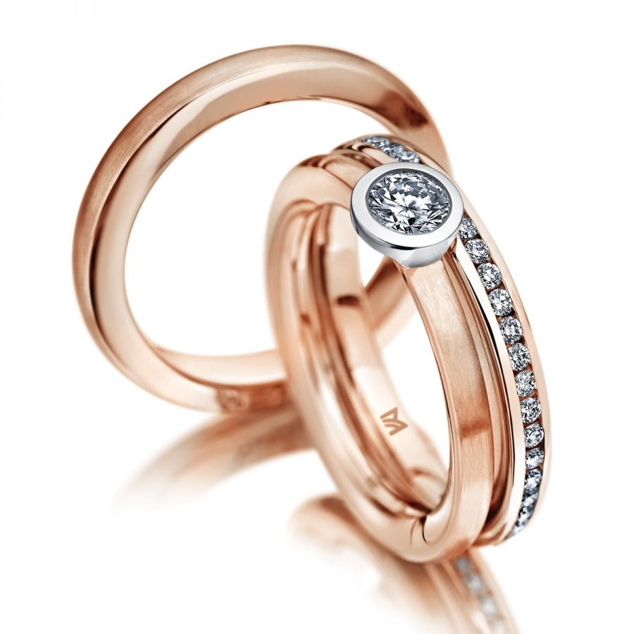 Drei Ringe aus Rotgold. Ein Ring mit Solitär in Zarge und längsmatt, ein Ring längsmatt, ein Ring poliert mit 32 Brill. 0.32 ct. G-VS