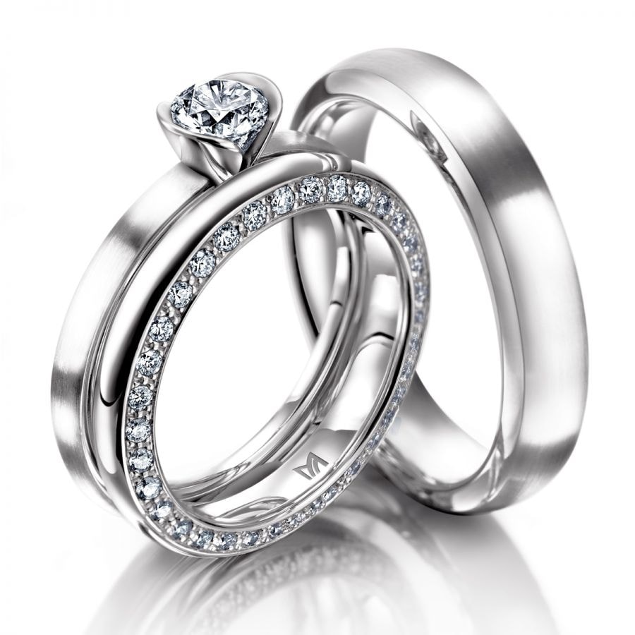 Drei Ringe aus Weißgold. Ein Ring mit Solitär in Zarge und längsmatt, ein Ring längsmatt, ein Ring poliert mit 32 Brill. 0.32 ct. G-VS