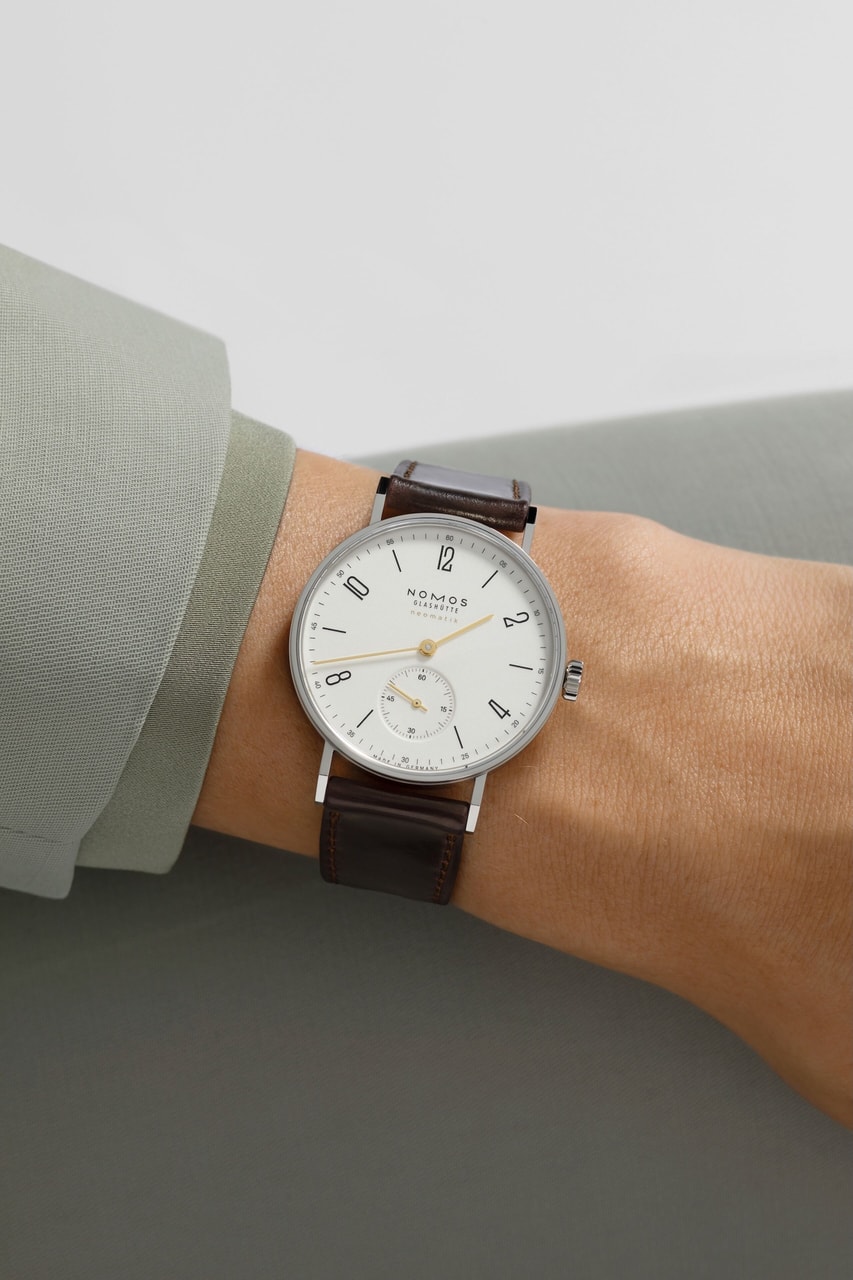 NOMOS Tangente Neomatik Doré am Handgelenk