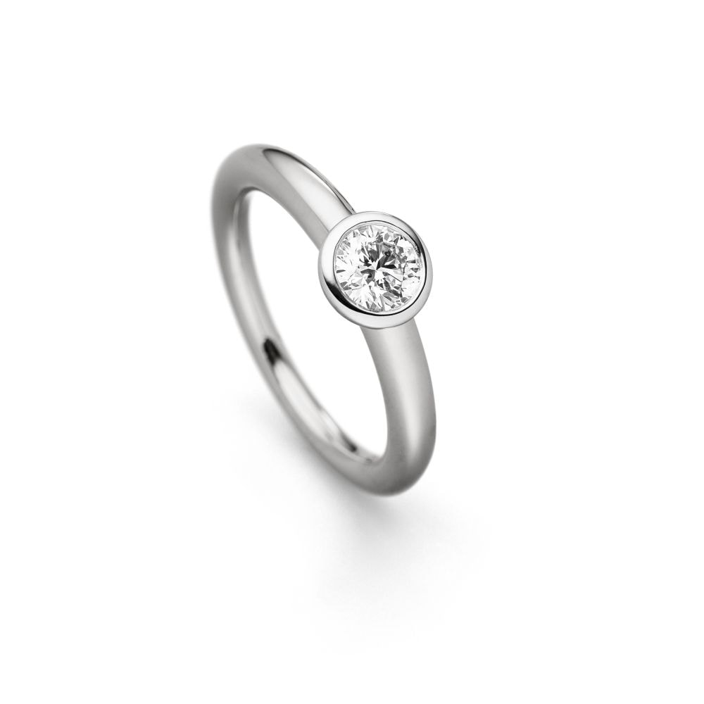 Weißgoldring mit Diamant in Zargenfassung