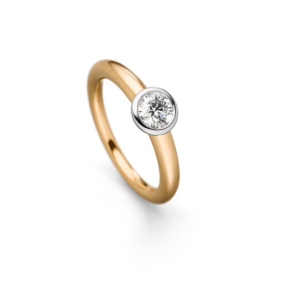 Solitärring in Gelbgold mit Zargenfassung