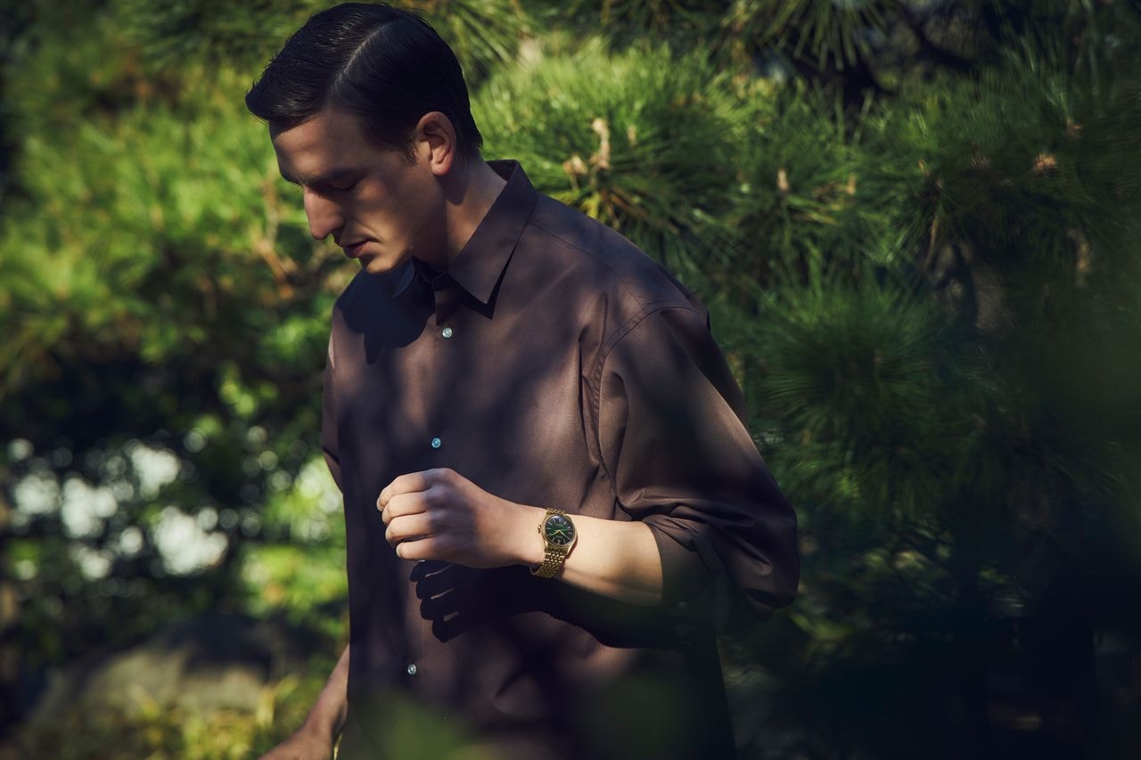 Mann mit der Seiko Presage Classic Series „Tradman’s Bonsai“ am Handgelenk.