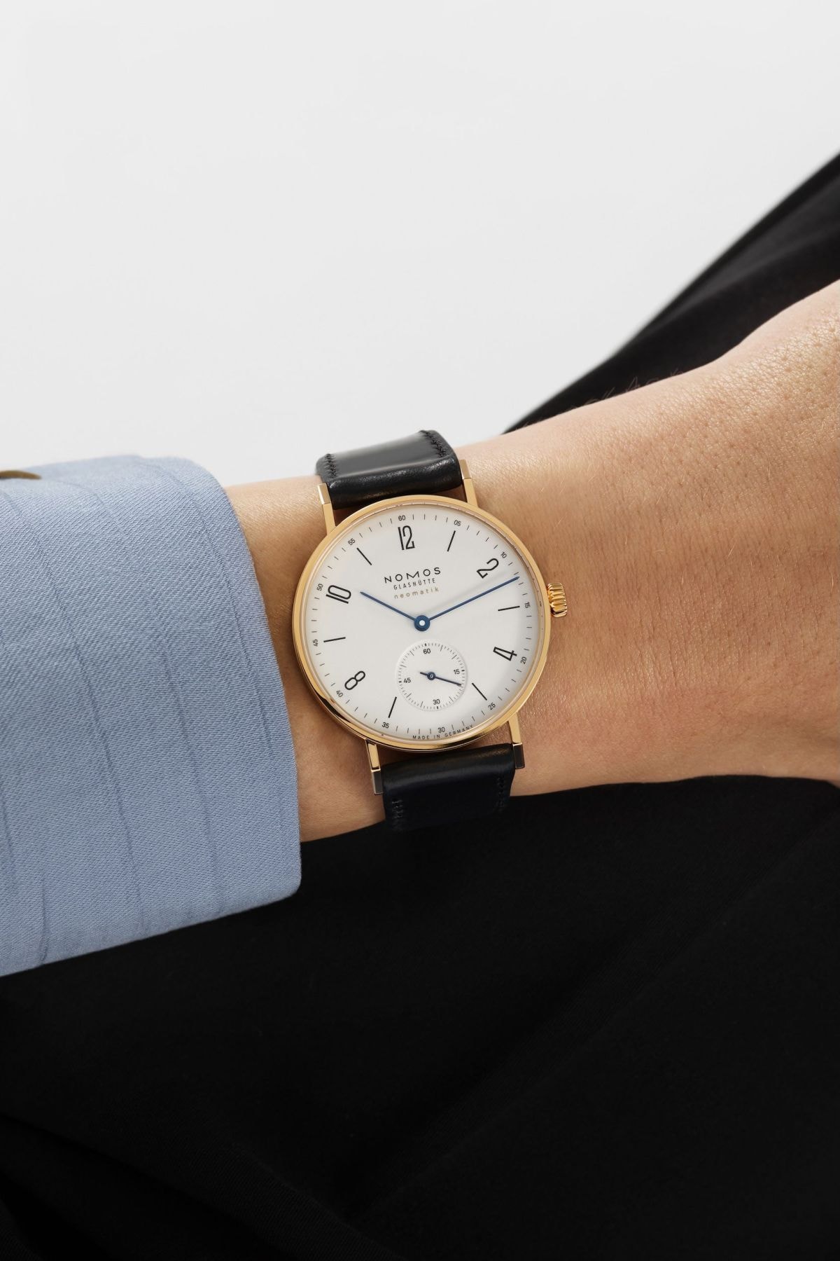 NOMOS Tangente Gold neomatik am Handgelenk
