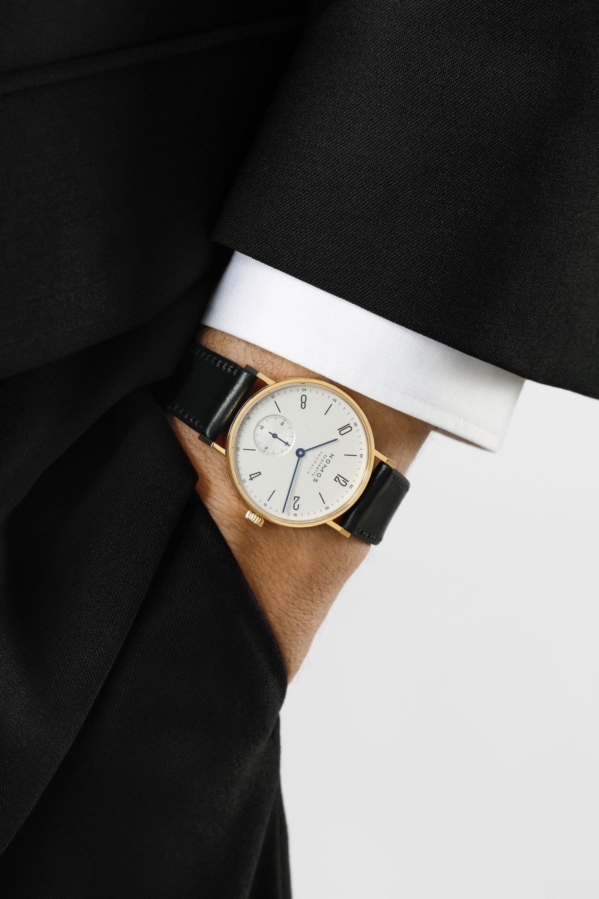 NOMOS Tangente Gold neomatik am Handgelenk