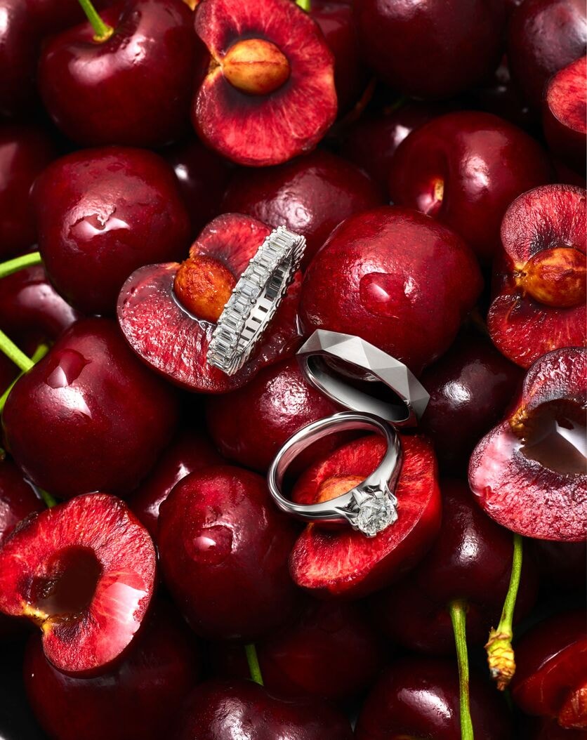 Ringe der Linie Candlelight mit Diamanten in Weißgold auf aufgeschnittenen Kirschen