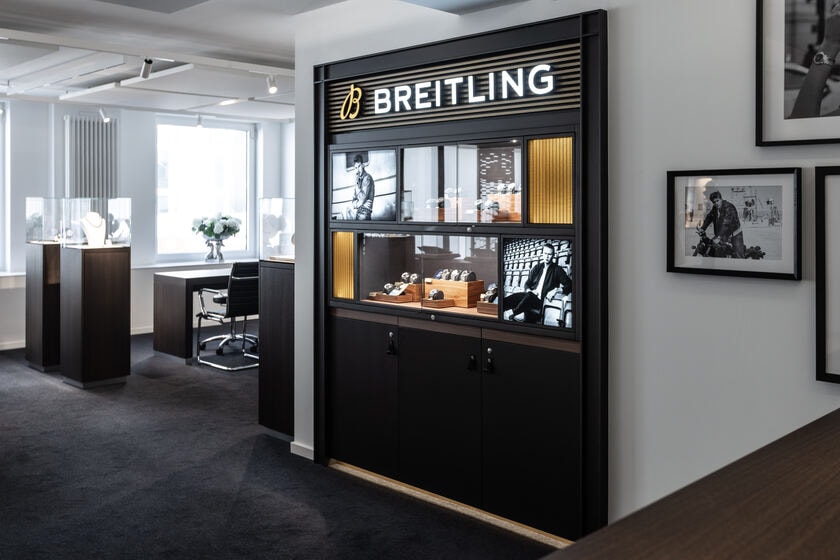 Beleuchtete Breitling-Vitrinenwand im Ladengeschäft