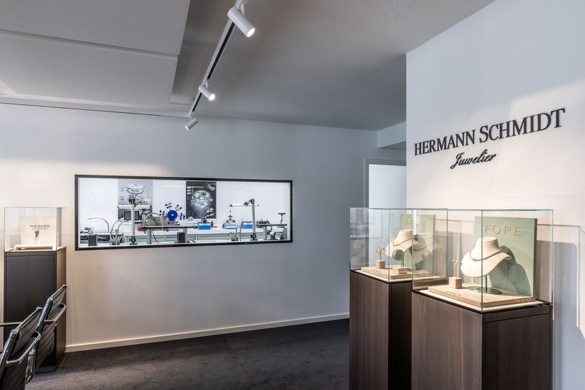 Verkaufsraum mit Schmuckvitrinen und dem Schriftzug Hermann Schmidt Juwelier