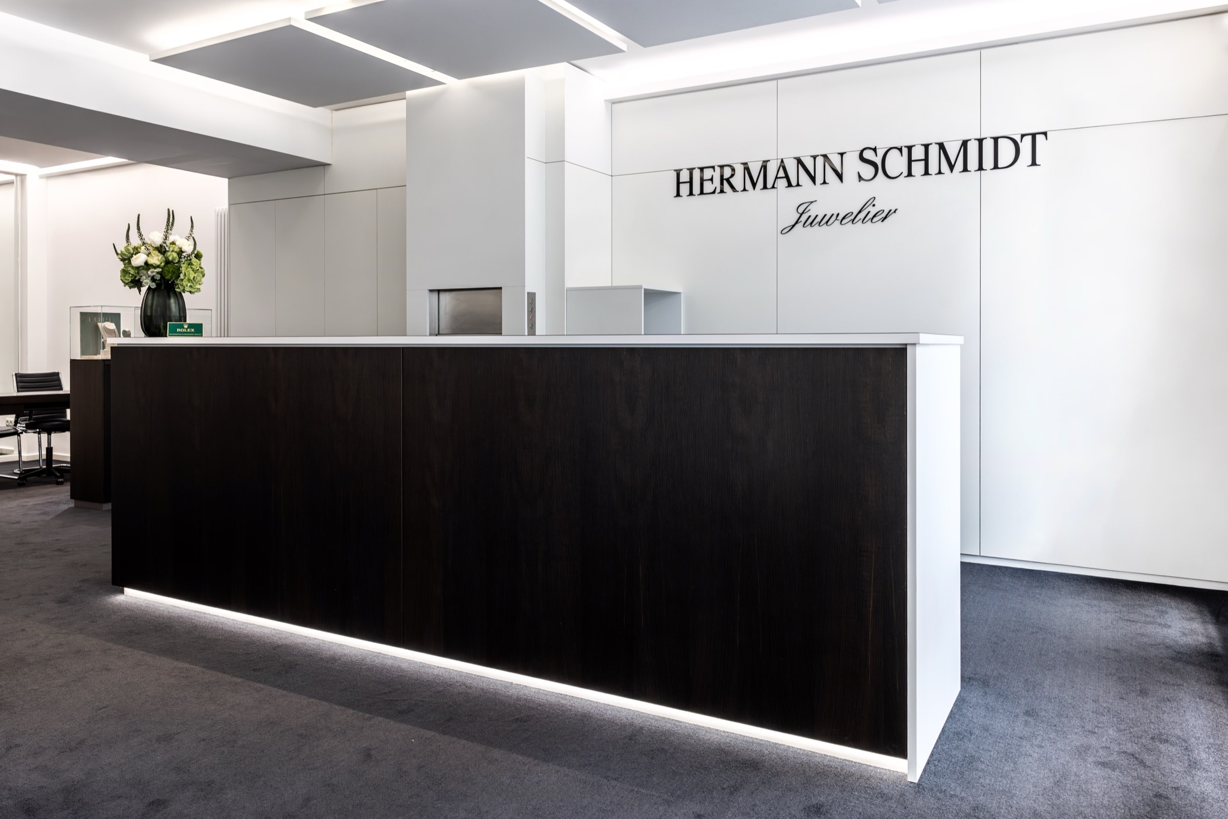 Verkaufsraum von Juwelier Hermann Schmidt mit Beratungstresen und Schriftzug