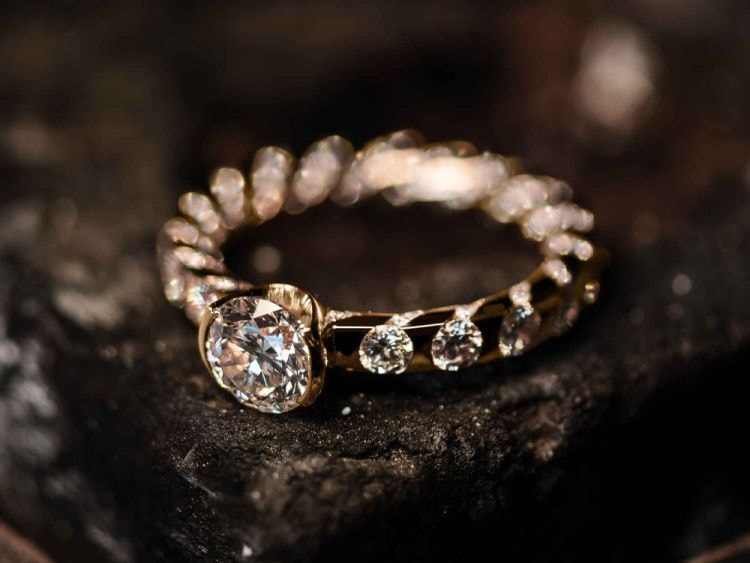 Paradoxal Diamantring in Gelbgold auf dunklem Stein