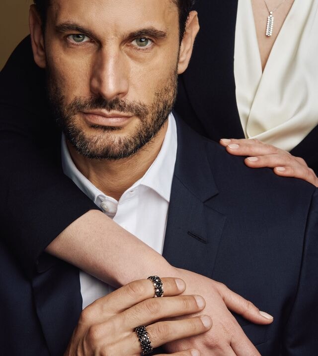 Mann im Anzug mit Ringen an der Hand